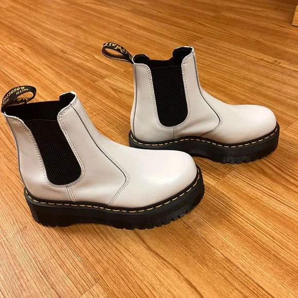 Doc Martens 2976 Quad Platform Chelsea Boot. NWOT. White size 7, fit like 8 - Picture 1 of 7